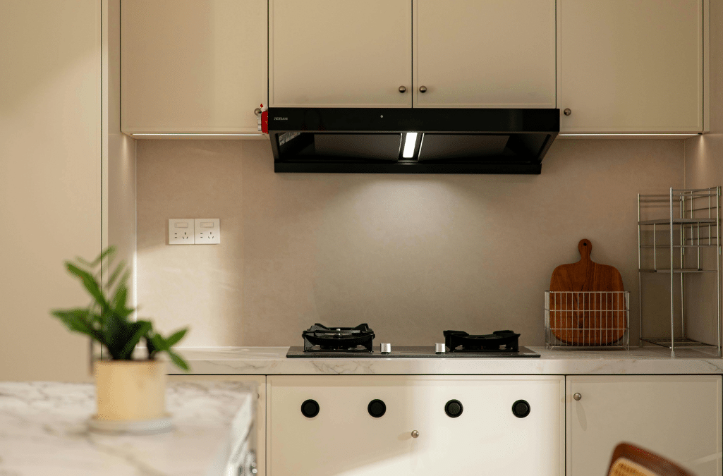 Rangement minimaliste : faut-il tout jeter pour bien organiser ?